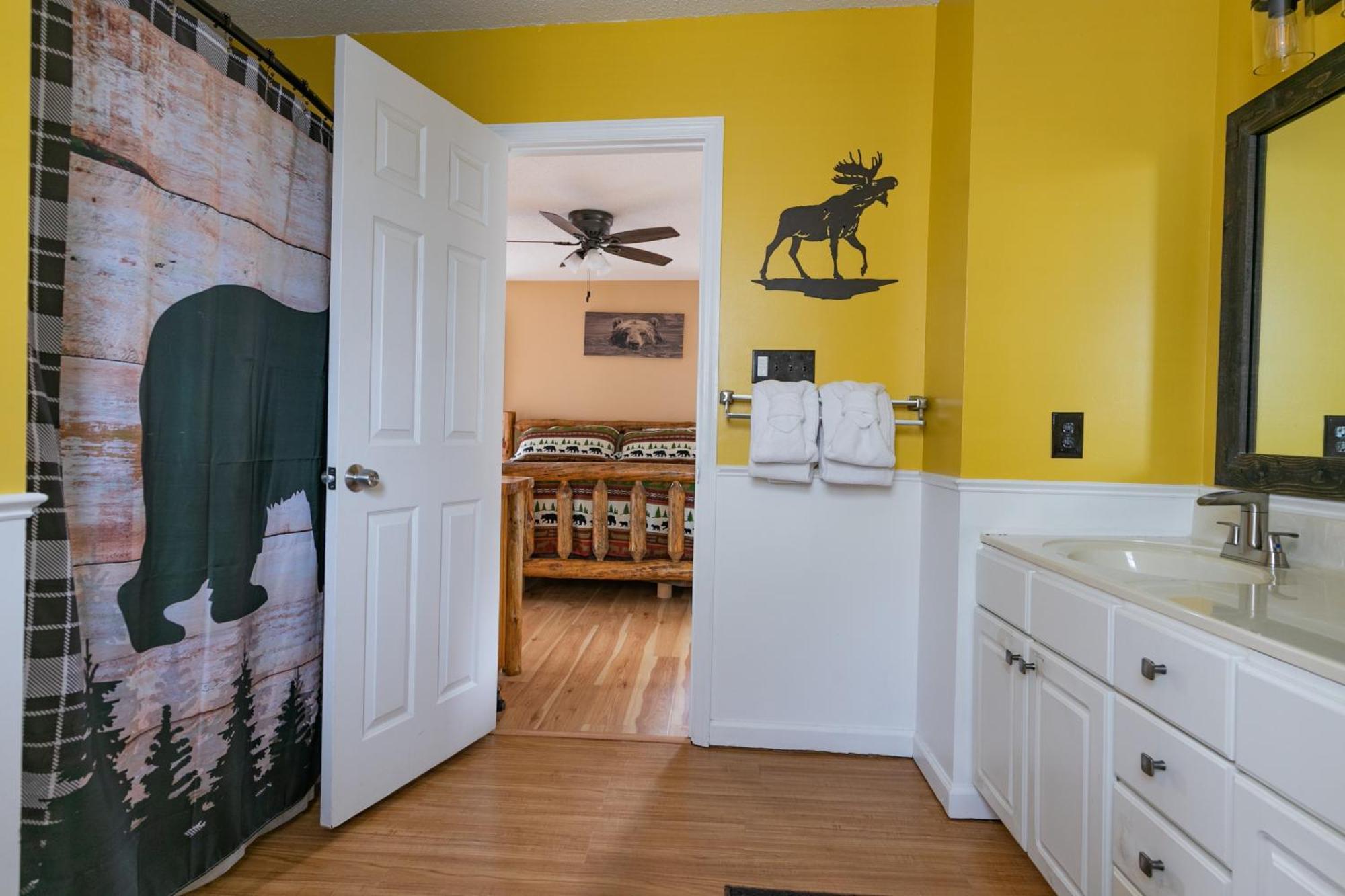 Heavenly View - Bear Themed Cabin, Hottub, Dog-Friendly, Near แกตลิงเบิร์ก ภายนอก รูปภาพ
