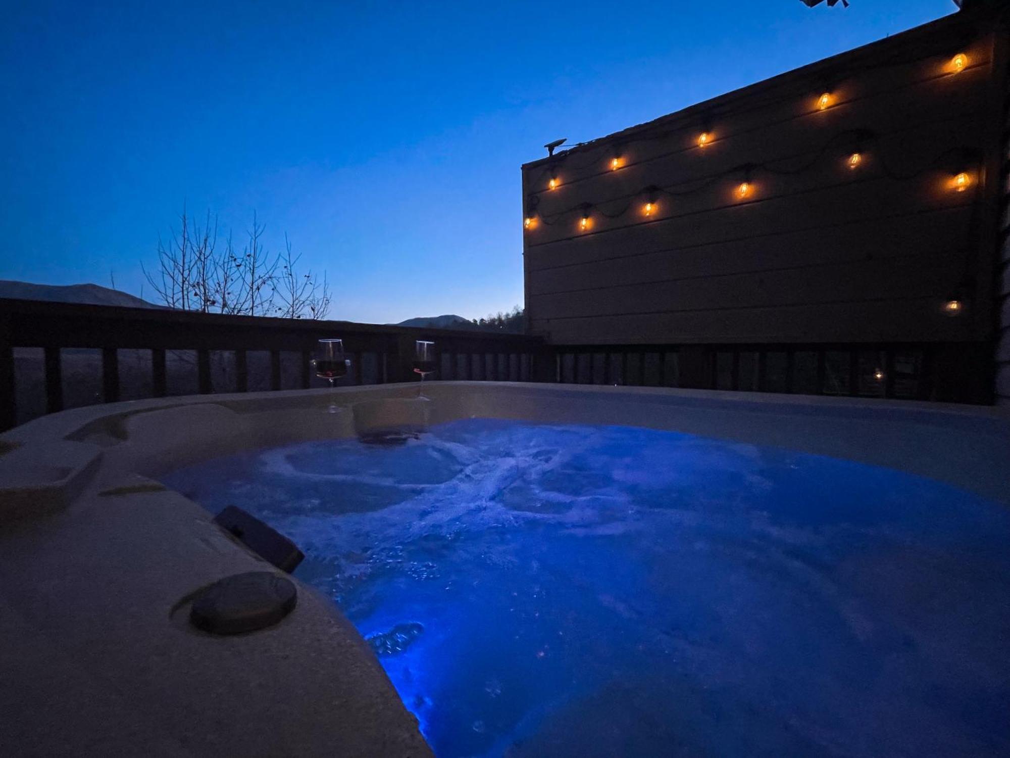 Heavenly View - Bear Themed Cabin, Hottub, Dog-Friendly, Near แกตลิงเบิร์ก ภายนอก รูปภาพ