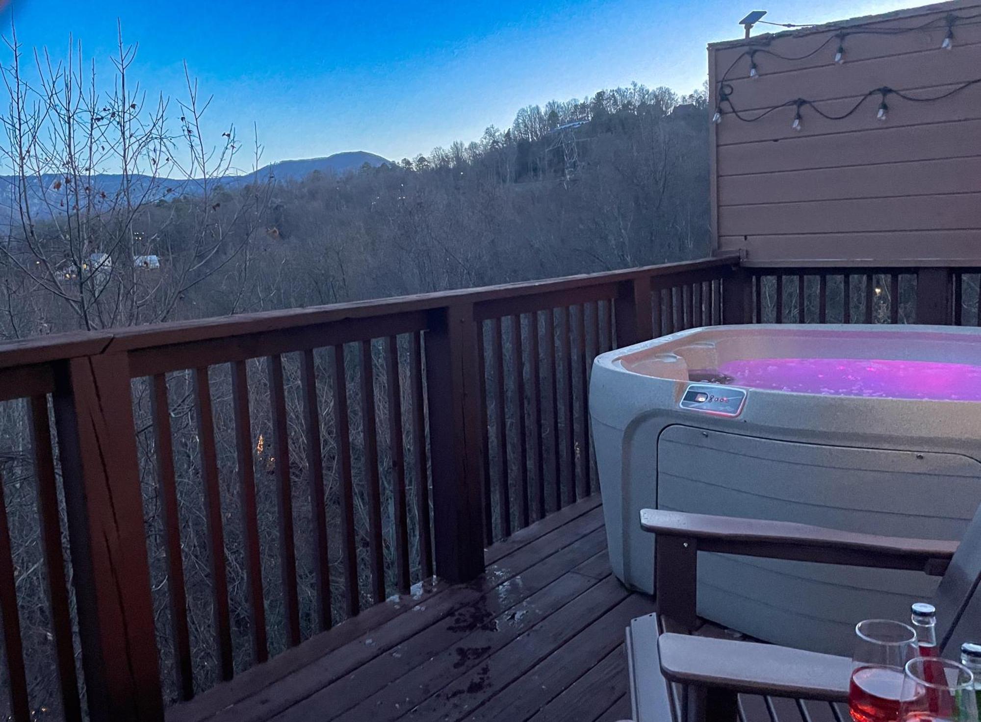 Heavenly View - Bear Themed Cabin, Hottub, Dog-Friendly, Near แกตลิงเบิร์ก ภายนอก รูปภาพ