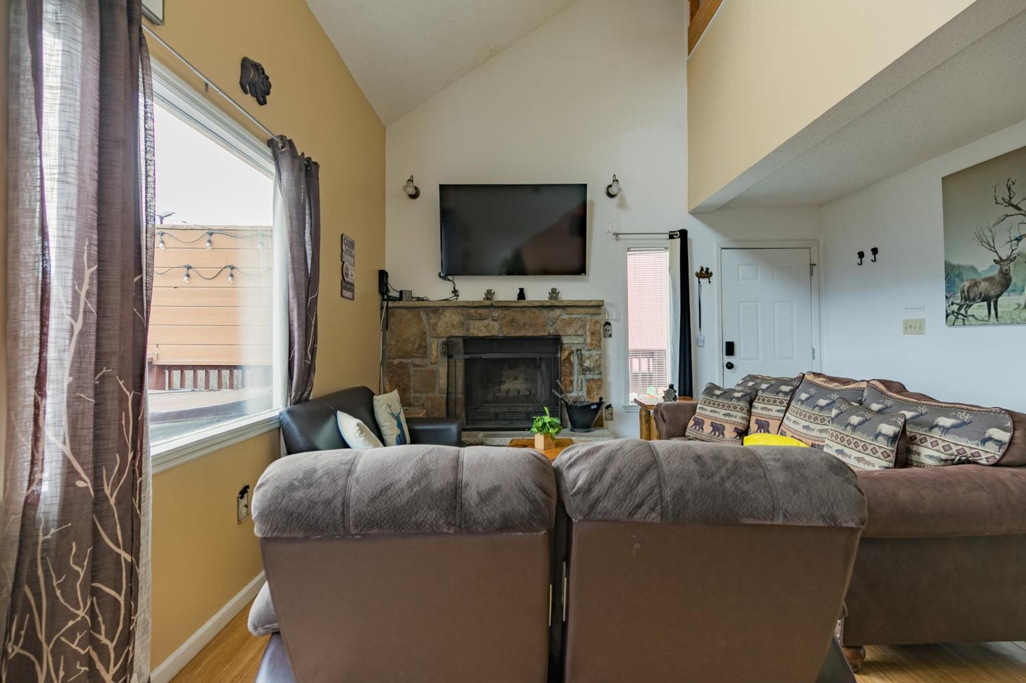 Heavenly View - Bear Themed Cabin, Hottub, Dog-Friendly, Near แกตลิงเบิร์ก ภายนอก รูปภาพ