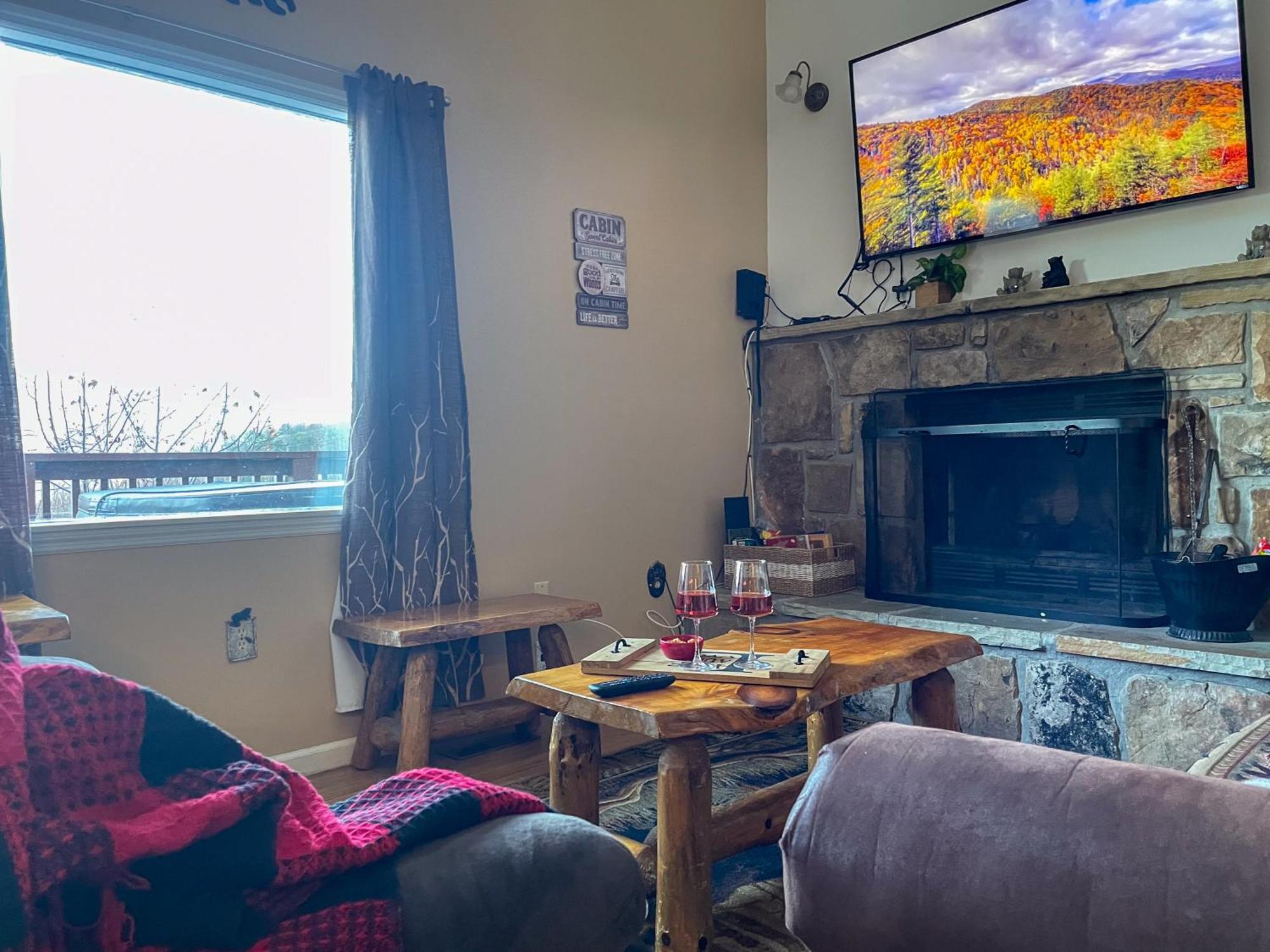 Heavenly View - Bear Themed Cabin, Hottub, Dog-Friendly, Near แกตลิงเบิร์ก ภายนอก รูปภาพ